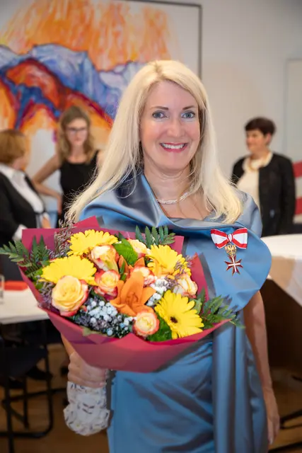 Goldenes Ehrenzeichen für Mag.a Gabriele Hathaler