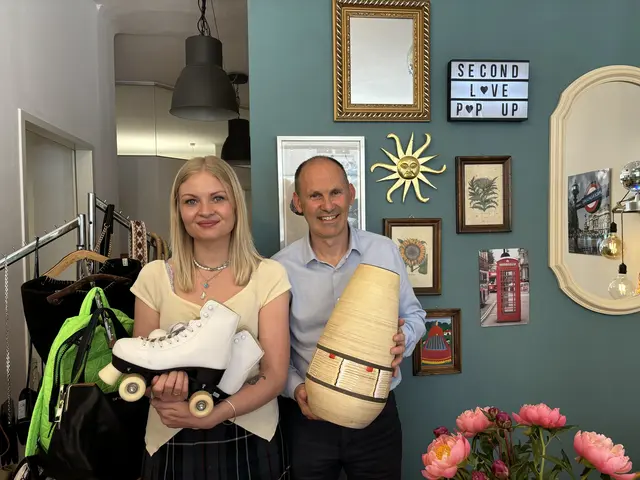 Sophia Wegner und Thomas Gaßner im neuen Carla-Po-up-Store im Kaiviertel in der Stadt Salzburg.  | Foto: Lisa Gold