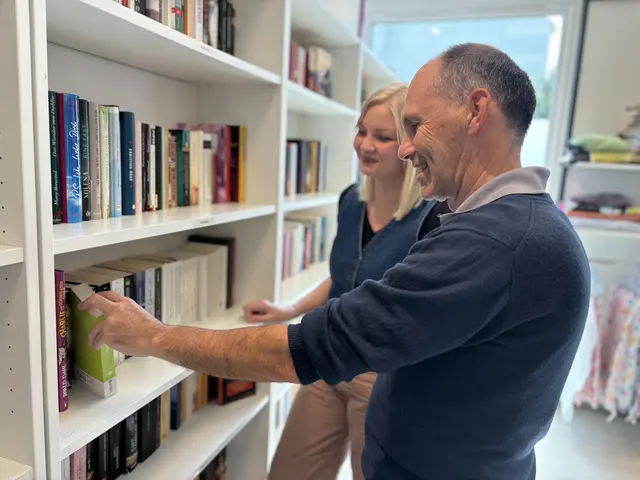 Sophia Wegner und Thoma Gaßner im Carla-Shop Herrnau. Auch Bücher zählen zum Sortiment der Carla-Läden. | Foto: Lisa Gold