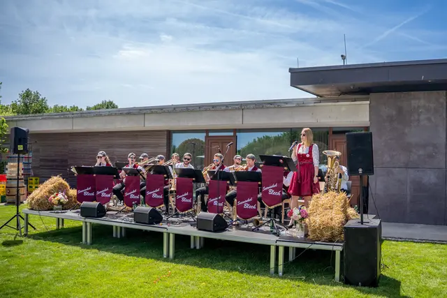 Auch musikalisch wurde den Gästen einiges geboten.  | Foto: Weingut Hannes Reeh