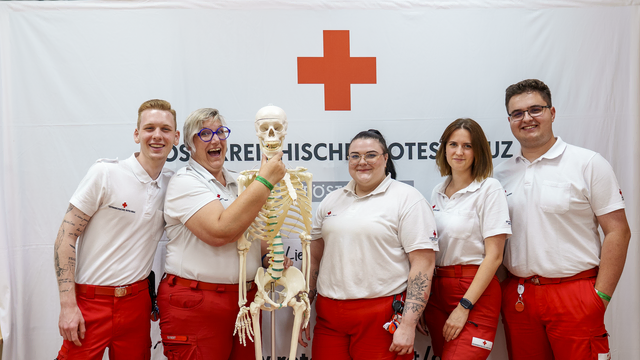Die Mitarbeiterinnen und Mitarbeiter – ob ehrenamtlich oder beruflich, lieferten beim Open Day 2026 viele Einblicke in die verschiedenen Tätigkeitsbereiche des Roten Kreuzes. | Foto: Sihorsch