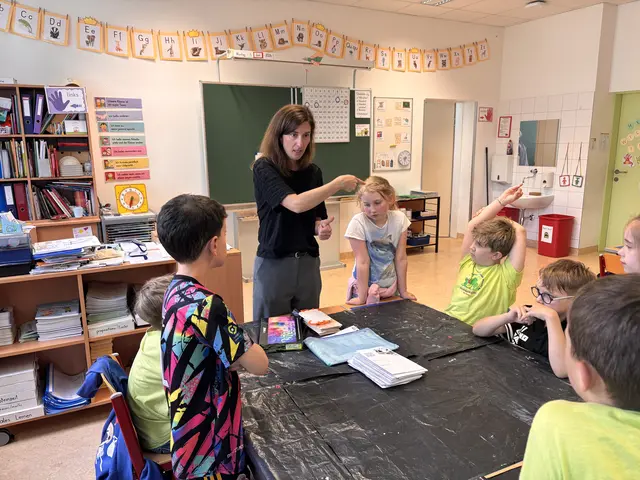 80 Schülerinnen und Schüler aus vier Klassen des zweiten Jahrgangs der OVS Speisinger Straße haben über ein Jahr hinweg im Technik- und Designunterricht ein eigenes „Bilanz-Buch" geführt.  | Foto: Nicole Gretz-Blanckenstein/MeinBezirk