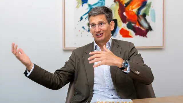Miba-Vorstandschef F. Peter Mitterbauer: "Wir investieren ja gerade zwölf Millionen Euro in unser Aus- und Weiterbildungszentrum hier neben der Zentrale, das im Sommer eröffnet wird – als eines der modernsten in Österreich." | Foto: MeinBezirk/Thomas Siegl