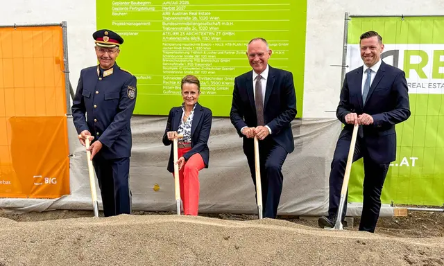 Mit einem symbolischen Spatenstich starteten die Bauarbeiten für das neue Polizeizentrum in der Keplergasse. Alle sind im Bezirk damit aber nicht zufrieden. | Foto: Andreas Pölzl/MeinBezirk