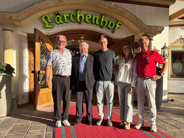 Profigolfer Guido Migliozzi (Mitte) mit Head-Pro Mike Burrows, GCC Lärchenhof-Präsident Martin Unterrainer, , Marta Cozza und GCC- Vizepräsident Peter Wöll vor dem Lärchenhof  | Foto: GCC Lärchenhof