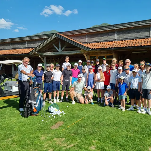 Ein besonderes Erlebnis für die Nachwuchstalente vom GCC Lärchenhof. Im Bild mit Head-Pro Mike Burrows (li.), Profigolfer Guido Migliozzi (Mitte) und GCC-Vizepräsident Peter Wöll (re.)  | Foto: GCC Lärchenhof