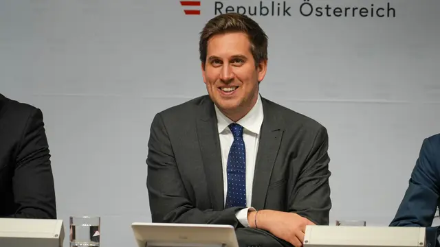 ÖVP-Staatssekretär Alexander Pröll testet in einer Pilotphase persönliche Gesprächstermine bei ihm im Bundeskanzleramt.  | Foto: Andreas Pölzl/MeinBezirk