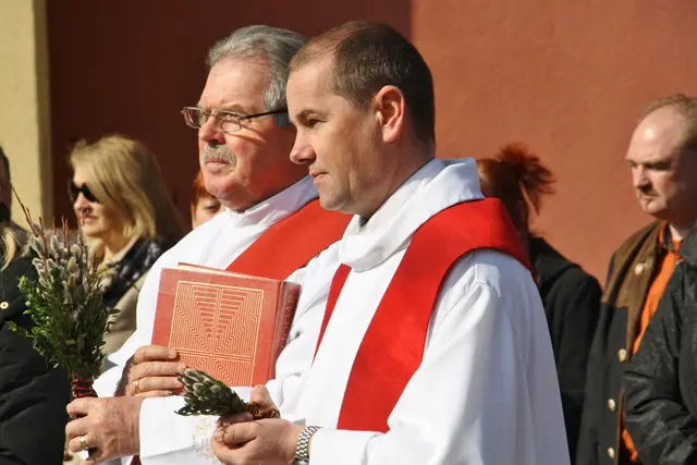 Pfarrer Josef Windisch mit Diakon Johann Hofer bei einer Palmweihe