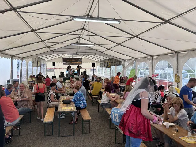 Festzelt mit Gästen