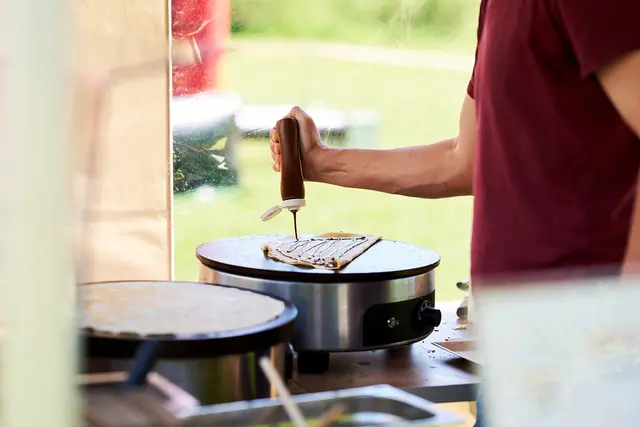 Ein Crepe wird zubereitet