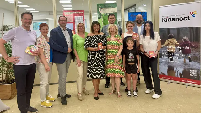 Vizebgm,. Gerhard Riegler, Gemeinderätin Birgit Kern, Vizebgm. Markus Brandstetter, ehemalige Leiterin Theresia Ruß, Stadträtin Lisa Asanger, LR Eva Prischl, dahinter Stadtrat Helfried Blutsch, Leiterin des KISZ Margit Pollheimer-Pühringer, davor Adele Pühringer, GF Kidsnest Günther Haas, Land NÖ Silvia Czarda Hackl | Foto: Kidsnest