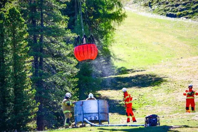Da sich der „Übungsbrand“ immer weiter ausbreitete wurde der Löschangriff nicht nur von drei Hubschraubern sondern auch von einem Fluggerät der Polizei und zwei Maschinen des Bundesheers unterstützt. | Foto: Thomas Keidel
