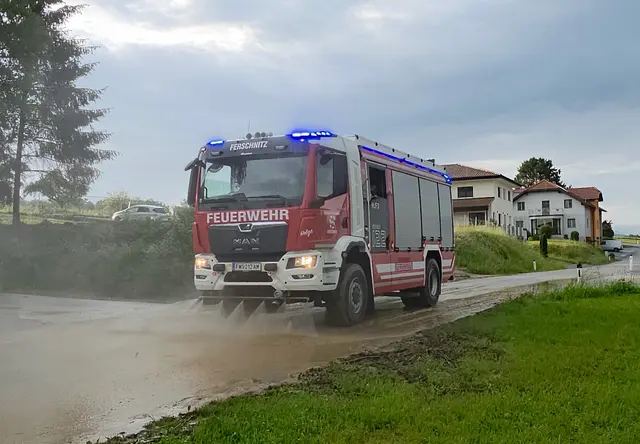 Unwetter fordert Helfer, Fahrbahn drohte zu versperren