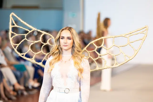 Im Fokus standen bei der Ausstellung nachhaltige Mode und „upcycling“.  | Foto: Modeschule Hallein