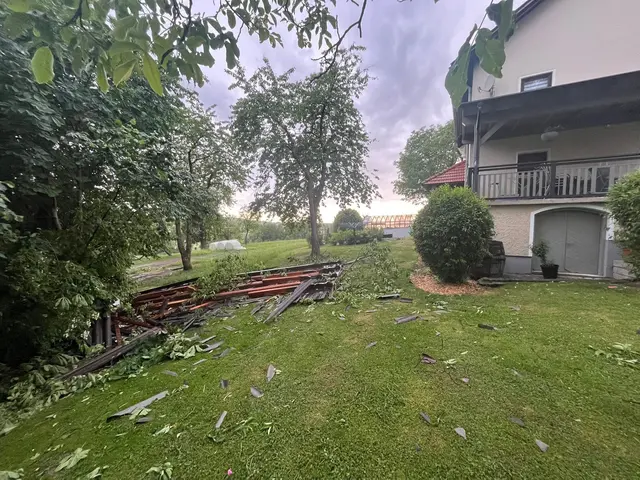 Das Dach eines Hauses im Ortsgebiet von Osternach wurde zu einem Viertel abgedeckt. | Foto: FF Osternach