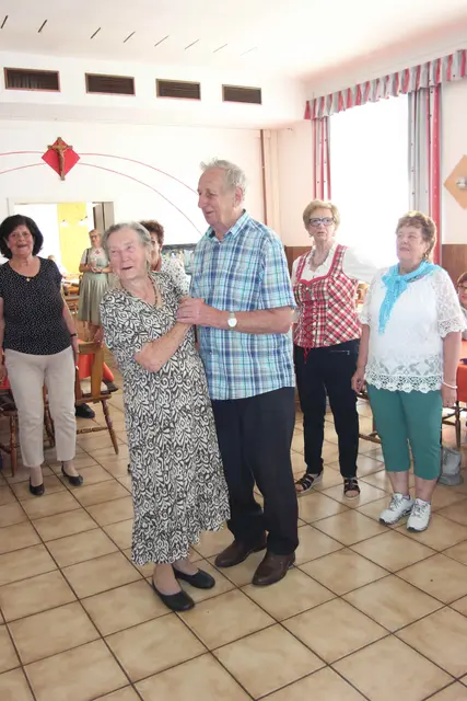 Gratulation gleich zu Beginn an Fredl Holzer zum 92. Geburtstag! Hier mit Gattin beim Ehrentanz im Kreis der Stammtischfamilie. | Foto: J. &amp; M. Rathkolb