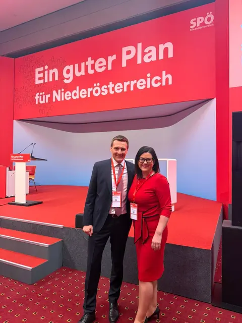 Melanie Erasim gratuliert Sven Hergovich zur Wiederwahl und freut sich über Wahl zur Stellvertreterin. | Foto: SPÖ NÖ