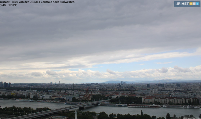 So sieht es um 13.50 Uhr in der Donaustadt aus - mit Blick von der UBIMET-Zentrale. | Foto: Screenshot foto-webcam.eu