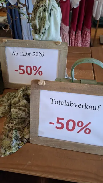 Ab 12. Juni gibt es auf die gesamte Ware minus 50 Prozent Rabatt.  | Foto: Rollett