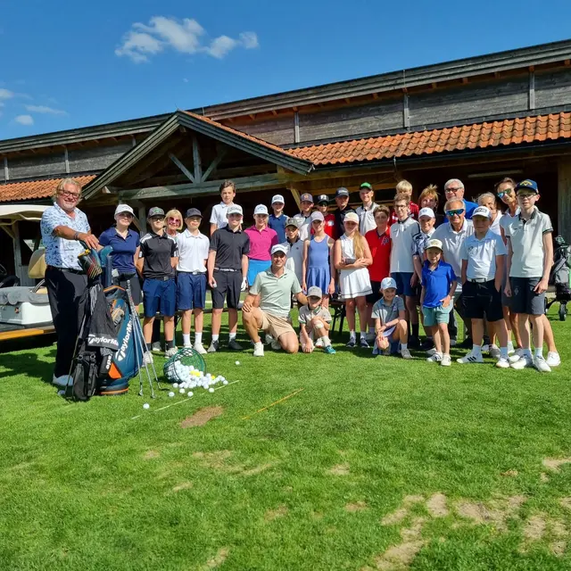 Head-Pro Mike Burrows (li.), Profigolfer Guido Migliozzi (Mitte) und GCC-Vizepräsident Peter Wöll (re.) beim Spezialtraining mit den vielen Nachwuchstalenten vom GCC Lärchenhof  | Foto: GCC Lärchenhof