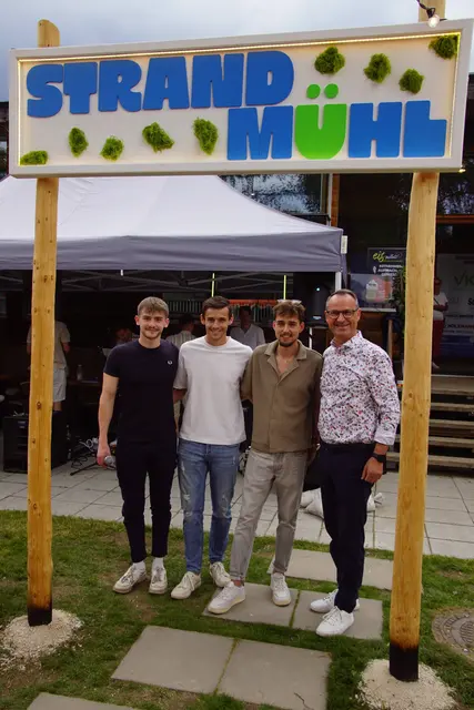 Das Team Jonas  (2.v.r.) und Florian (1.v.l.)Oberaigner, Julian Pretzmann(2.v.L)  zusammen mit Betriebsleiter Jens Gossenreiter (nicht im Bild) möchten in Zukunft "Beach Club Flair" auf die Kranzling bringen. Hier mit Haslachs Bürgermeister Dominik Reisinger.  | Foto: Helmut Eder