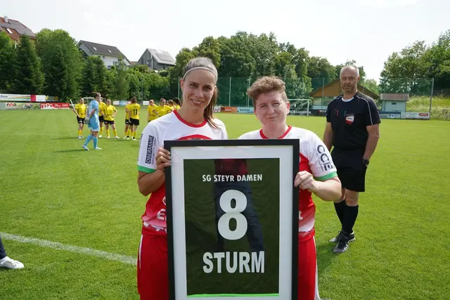 Kapitänin Nikki Dengg und Larissa Nösslinger