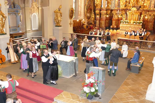 Beim Dankgottesdienst tanzten alle drei Gruppen in der Vorauer Stiftskirche verteilt | Foto: Foto: Putz