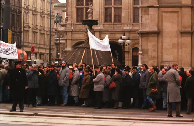 5.12.1987: Wegen der drohenden Schließung der ehemaligen Zellstofffabrik Obir fuhren die Eisenkappler mit einem Sonderzug nach Wien zur Demonstration. | Foto: Kogoj Peter