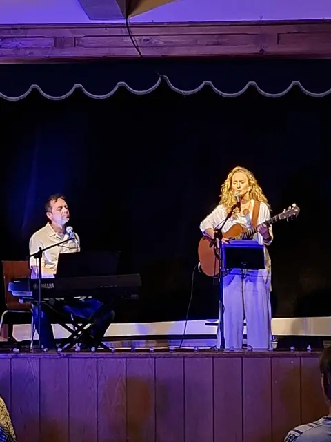 Dialekt-Sängerin Martina Holler begeisterte in Gutenstein, am Piano begleitet von Martin Gal. | Foto: Dorfschmiede Gutenstein