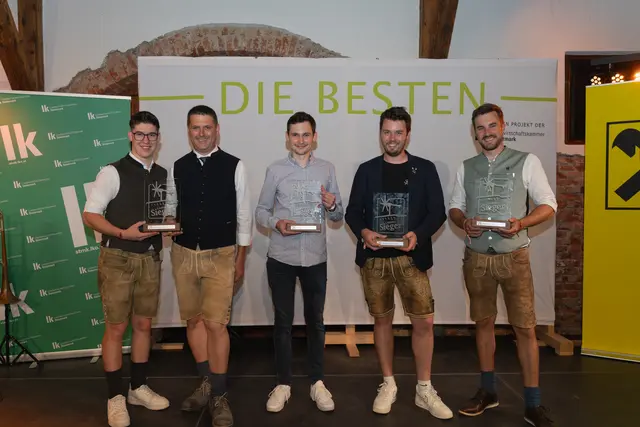 Die strahlenden Landessieger (v.l.n.r.): Florian und Hans-Peter Temmel vom Weingut Felberjörgl, Peter Strauss, Franz-Josef Tschermonegg und Franz Strablegg-Leitner | Foto: LK Steiermark/CrispyMotion