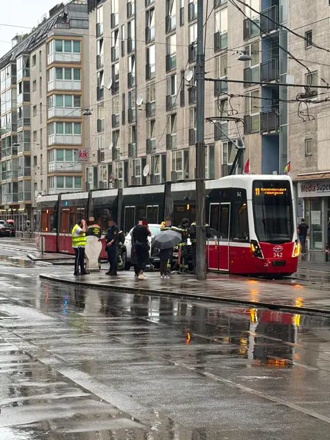 Offenbar waren eine Straßenbahngarnitur der Linie 11 und ein Taxi in den Unfall verwickelt. | Foto: zVg