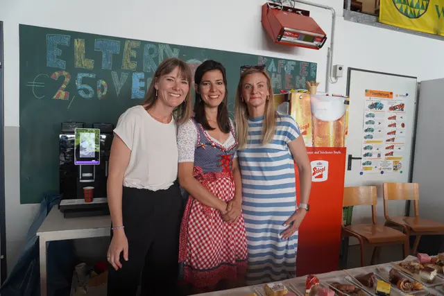 Der Elternverein verkaufte verschiedenste Mehlspeisen und Kaffee. | Foto: Jennifer Flechl / MeinBezirk