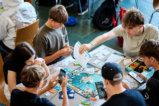 In einem Wissens- und Strategiespiel mussten die Schülerinnen und Schüler der 24 teilnehmenden Schulen sich gegeneinander durchsetzen.  | Foto: Etzl Fotos