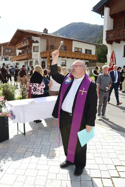 Pfarrer Bernhard Speringer nahm die Segnung vor. | Foto: Elisabeth Zangerl