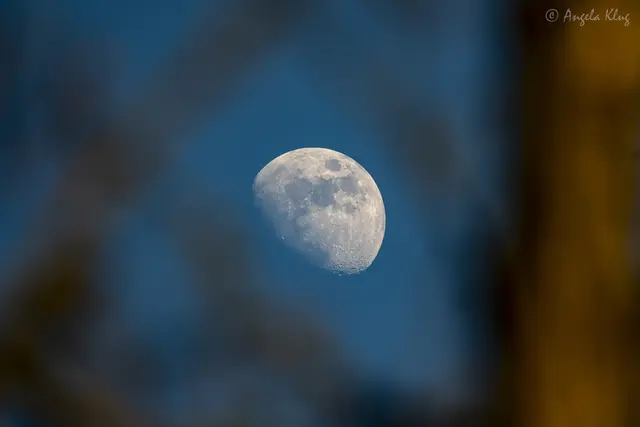 Der Mond ist auch tagsüber schön zu fotografieren! | Foto: Angela Klug
