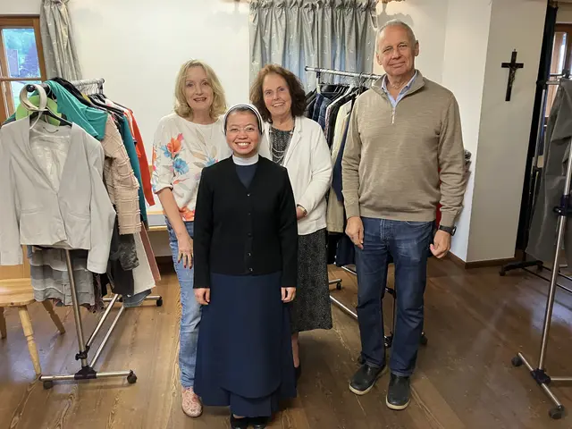 Pastoralassistentin Schwester Laura Mawlong von der Pfarre St. Andreas war ein gerngesehener Gast der 1. Kleidertauschparty im Mesnerhaus.