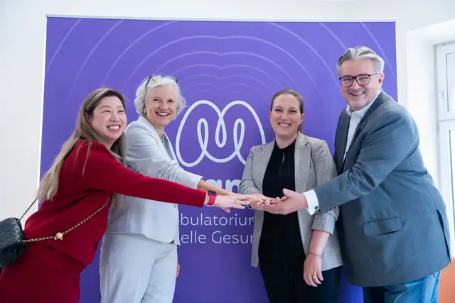 Jing Hu, Gesundheitssprecherin Neos Wien, Agnes Streissler-Führer, Vorsitzende des Landesstellenausschusses der ÖGK Wien, Mirijam Hall, Vorsitzende der Aids Hilfe Wien und Peter Hacker, Stadtrat für Gesundheit zeigen sich zufrieden. | Foto: Sade Jerabek/MeinBezirk
