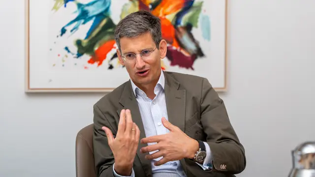 Miba-Vorstandschef F. Peter Mitterbauer über die Lehrlingsausbildung im Unternehmen: "Es heißt: 'Wenn du bei der Miba lernst, kannst du hausbauen.' Die Menschen verbinden uns also mit Sicherheit, Berechenbarkeit, Langfristigkeit. Lehrling Nummer 1 im Unternehmen war vor 99 Jahren mein Großvater." | Foto: MeinBezirk/Thomas Siegl