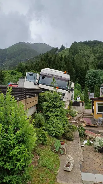 Lkw hängt in Betonwand