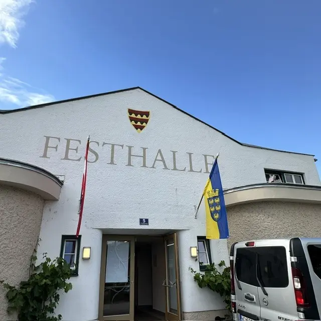 ... der Festhalle ...