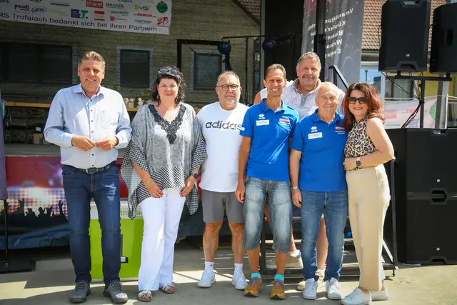 Menschen vor Bühne