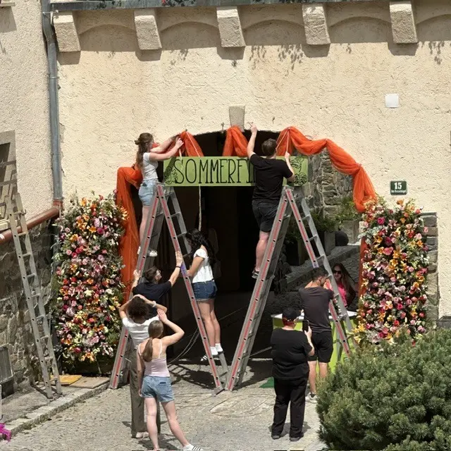 Vorbereitungen für einen bunten Empfang der Gäste.
