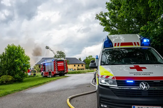 Großbrand bei einem landwirtschaftlichen Anwesen in Mitterkirchen am 1. Juni. | Foto: FOTOKERSCHI / SIMON BRANDSTÄTTER