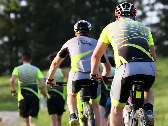 Beim Heiligenstein-Lauf geht es am Freitagabend auf die 8 Kilometer lange Strecke durch die Breitenau. Dabei sein kann man als Läufer oder Mountainbiker.
 | Foto: WSG/Stephan Schönberger