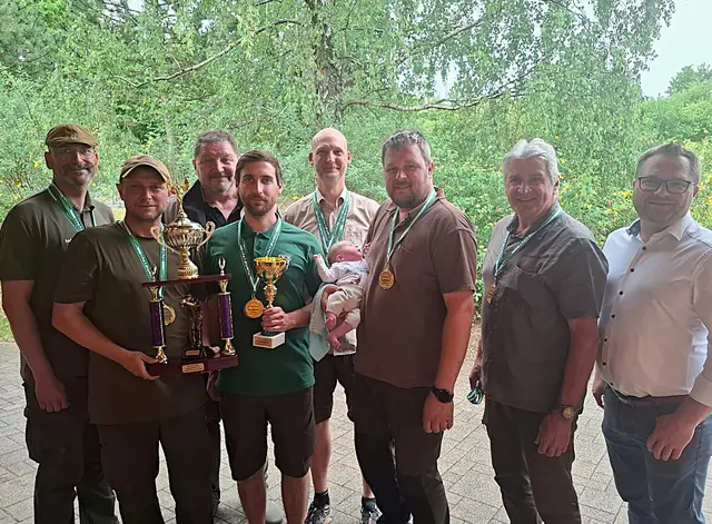 Die Siegermannschaft Großkrut mit Bezirksjägermeister Andreas Berger, Lukas Graf, Oberschützenmeister Josef Kohzina, Mannschaftsführer Martin Schneider, Alexander Sachsen-Coburg und Gotha, Andreas Asperger mit Maskottchen und Nachwuchsjäger Laurenz, Karl Schneider und Bürgermeister Erich Stubenvoll.
 | Foto: Christine Kohzina 