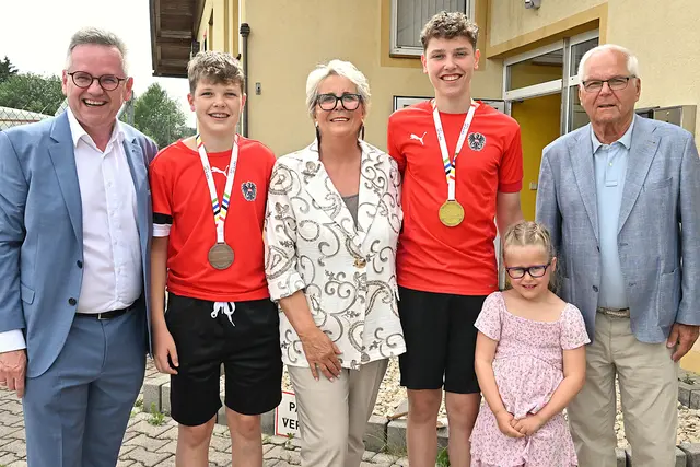 Landtagspräsident und Bürgermeister von Magdalensberg, der Heimatgemeinde der EM-Helden, David Waldhauser, GR Edeltraud Ratz, Europameister Rafael Waldhauser und ASKÖ Präsident Anton Leikam | Foto: Kärntner Sportkeglerverband / Josef Bodner