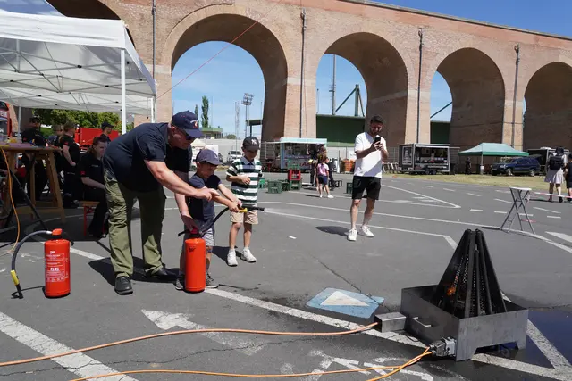 Besonders beliebt war das Zielspritzen und Löschen bei der Feuerwehr. | Foto: Jennifer Flechl / MeinBezirk