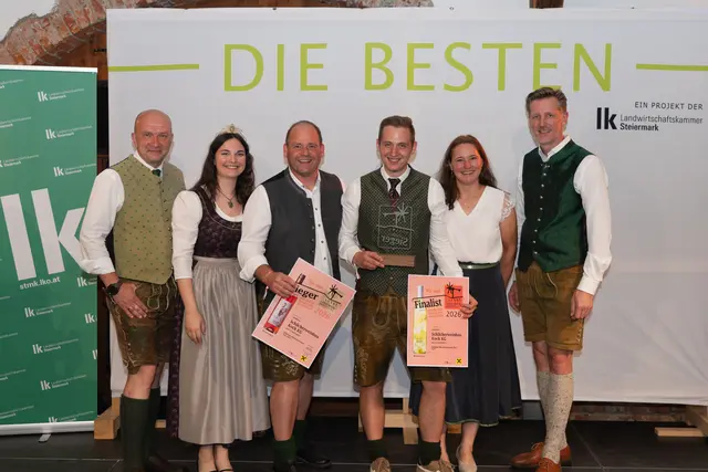 Elias Koch (3.v.r.) freut sich mit seinen Eltern | Foto: LK Steiermark/CrispyMotion