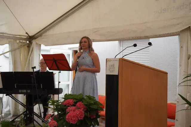 Für musikalische Untermalung während des Festaktes sorgte Elisa Gerdenitsch. | Foto: Jennifer Flechl / MeinBezirk