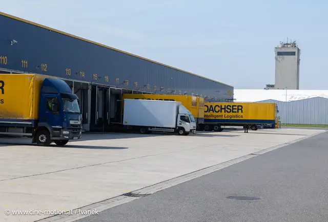 Logistikhalle mit Lkw